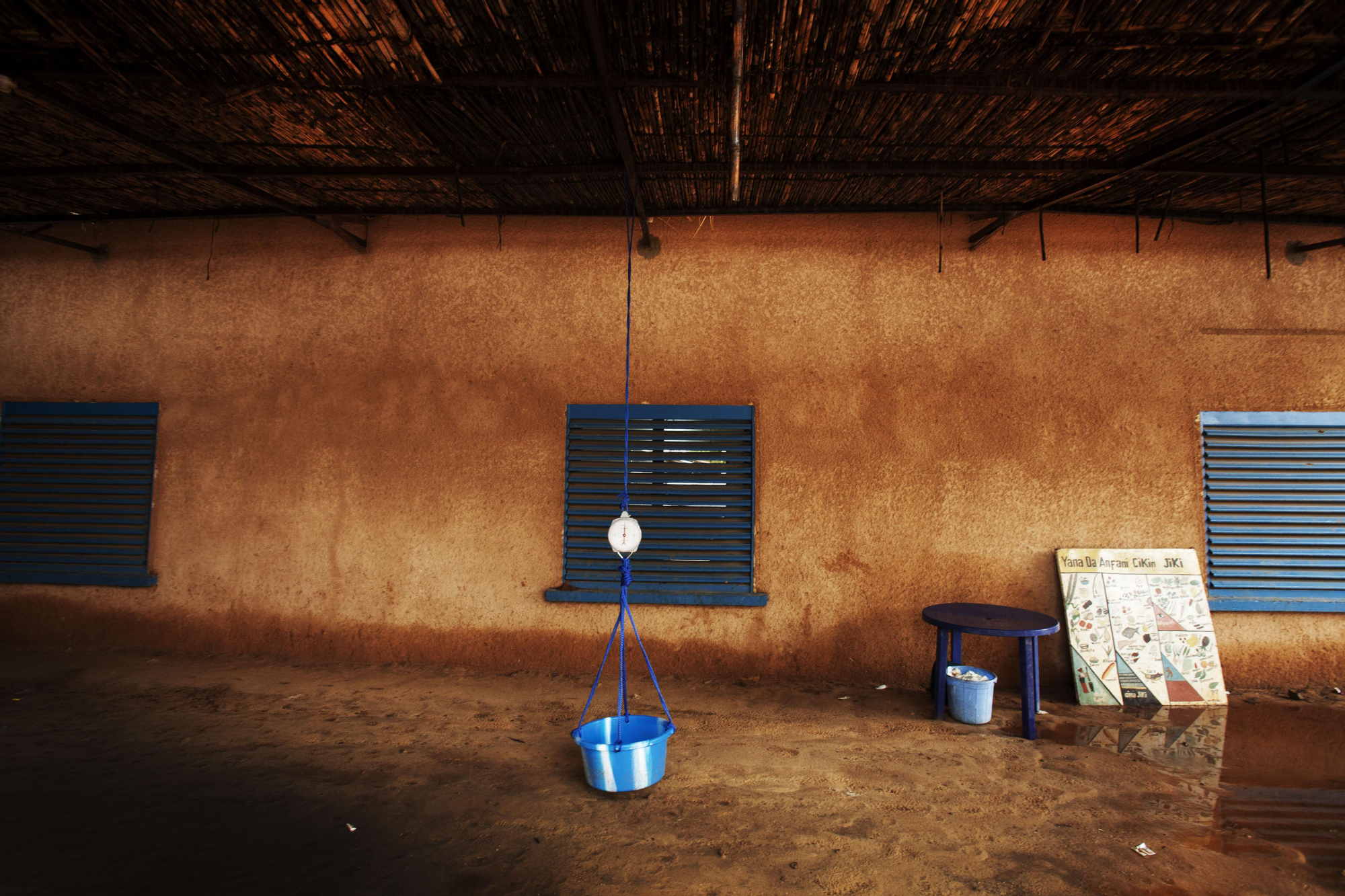 Malaria y desnutrición forman un círculo vicioso: sin acceso a alimentos ricos en micronutrientes, muchos niños sufren de desnutrición. Los niños desnutridos son más susceptibles a contraer una malaria con complicaciones. La malaria, por su parte, debilita el metabolismo y conduce a la pérdida de apetito. Ambas enfermedades tienen muchas posibilidades de acabar asociándose. Fotografía: Juan Carlos Tomasi