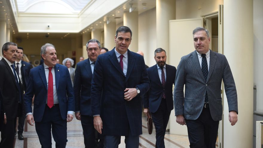 El presidente del Gobierno, Pedro Sánchez (3d), a su llegada a una sesión de control al Gobierno, en el Senado, a 12 de marzo de 2024, en Madrid (España).