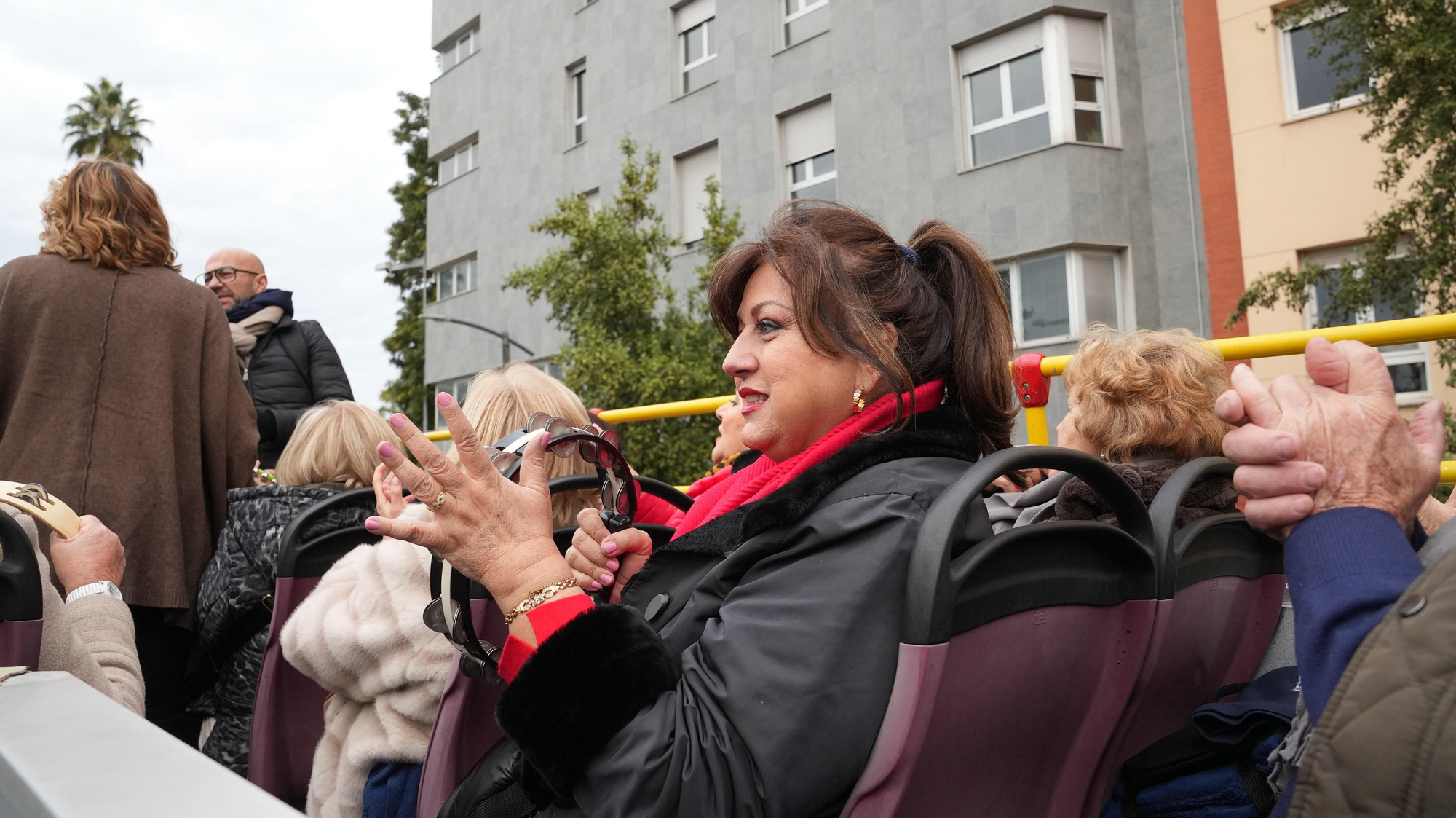 Los mayores participan en un recorrido urbano en autobuses turísticos dentro de la actividad “Coro de Coros”.