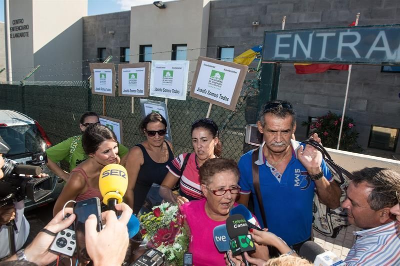 Josefa Hernández, acompañada por sus familiares, habla con los medios de comunicación a su salida del centro penitenciario de Tahíche. EFE/Javier Fuentes