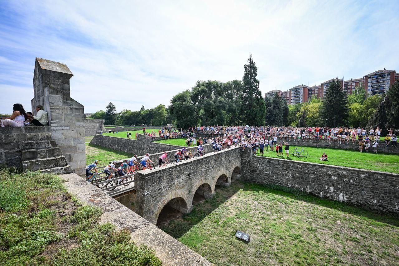 Salida del pelotón de La Vuelta de Pamplona.