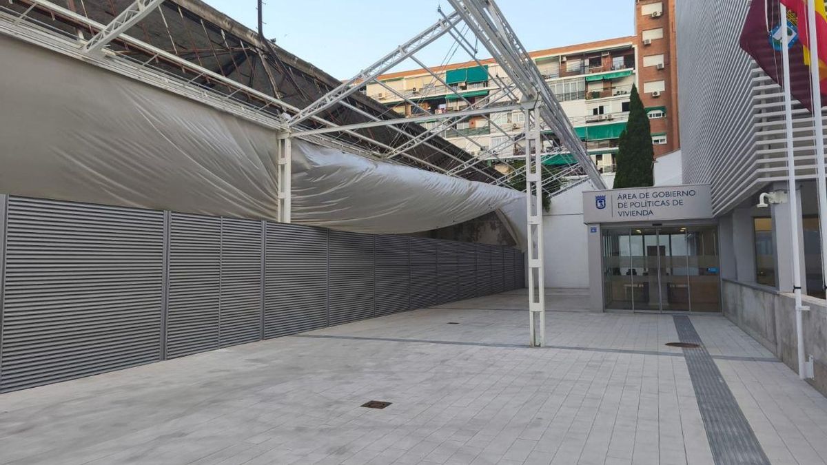 Zona de los trabajos de desamiantado en la nave, a la izquierda de la imagen, junto a la nueva sede del área de Políticas de Vivienda.