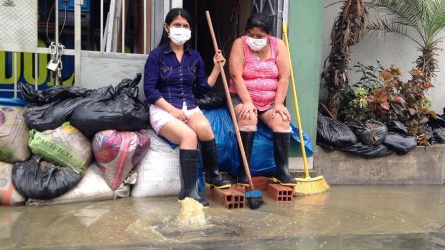 Perú declara la emergencia ambiental en un distrito inundado por aguas fecales