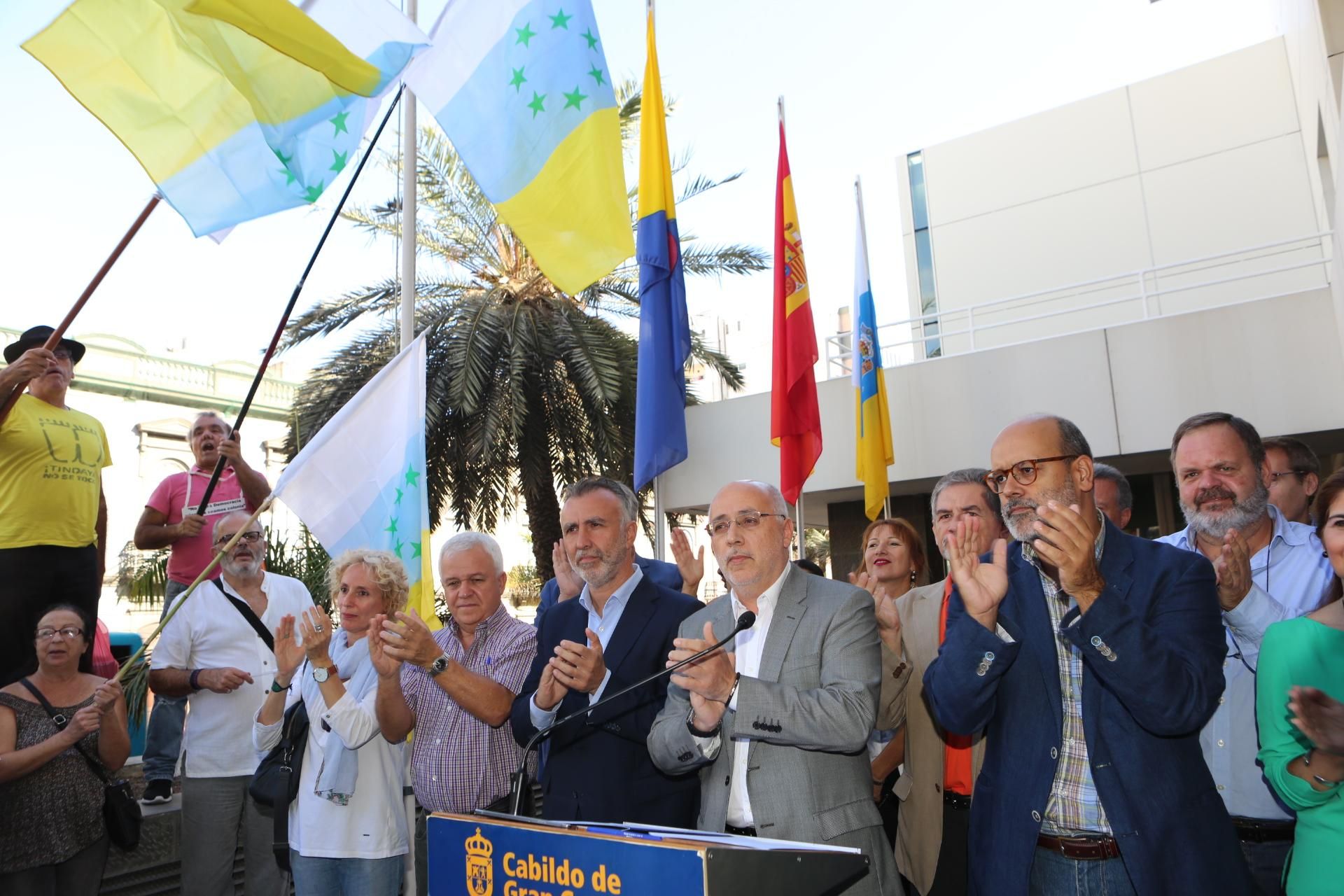 Consejeros del grupo de Gobierno del Cabildo de Gran Canaria en el acto en el que se iba a izar la bandera