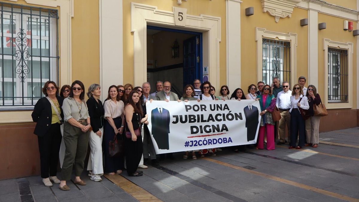 Abogados mutualistas se concentran ante el Colegio de Córdoba para exigir pensiones dignas