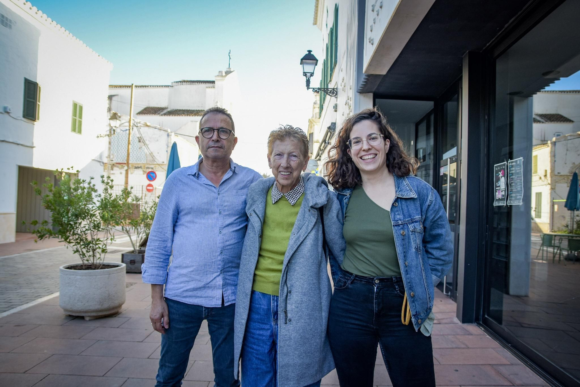 Manuela Castro, en el centro, junto a su marido y una de sus hijas: "Dejé de estudiar a los 14 porque en mi pueblo no había medios para continuar después del ciclo básico"