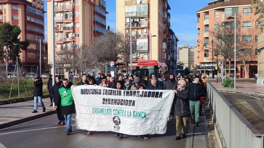 Los vecinos se han manifestado hasta el Centro Cívico Torrero