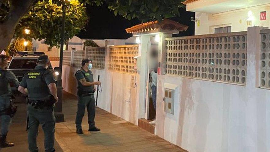 Llegada de la Guardia Civil al lugar en el que había una fiesta ilegal