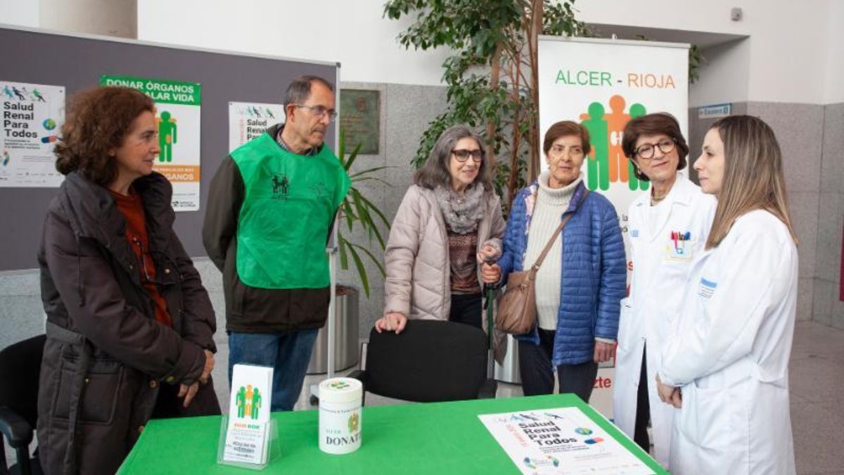 Mesa informativa de ALCER Rioja en el Hospital San Pedro