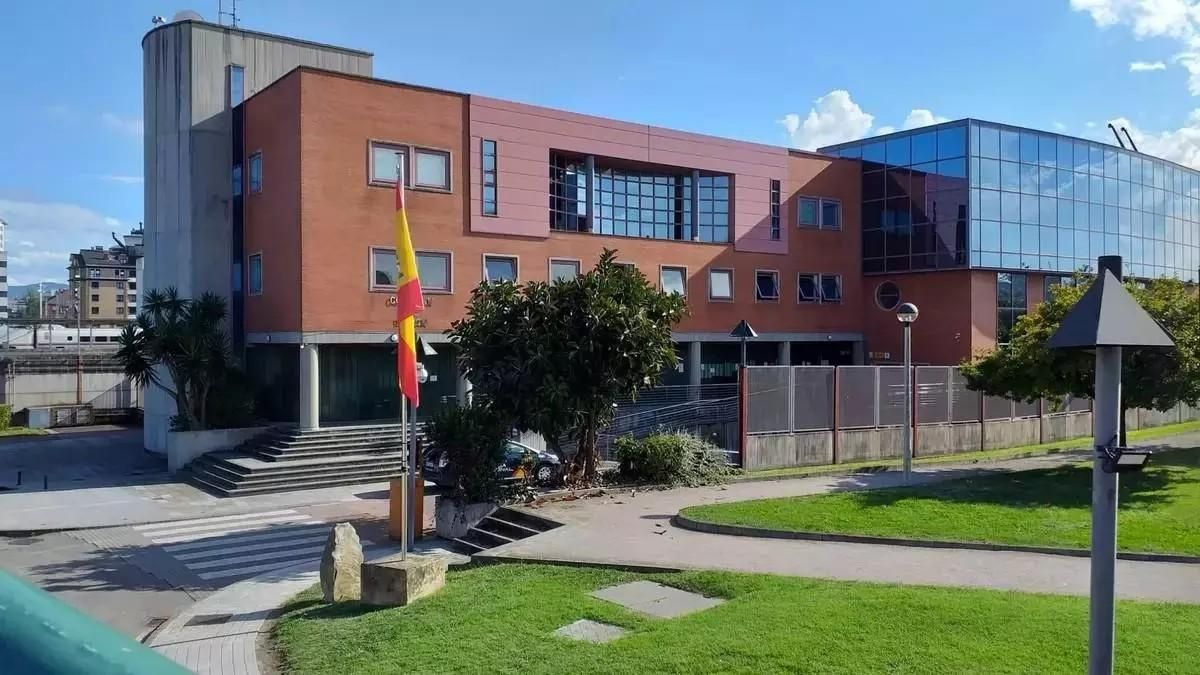 Un hombre se salta la orden de alejamiento y apuñala por la espalda a su expareja en Gijón
