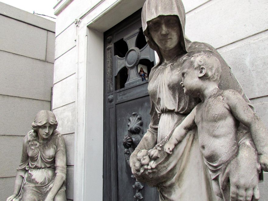 Arte funerario en el Cementerio de La Recoleta.