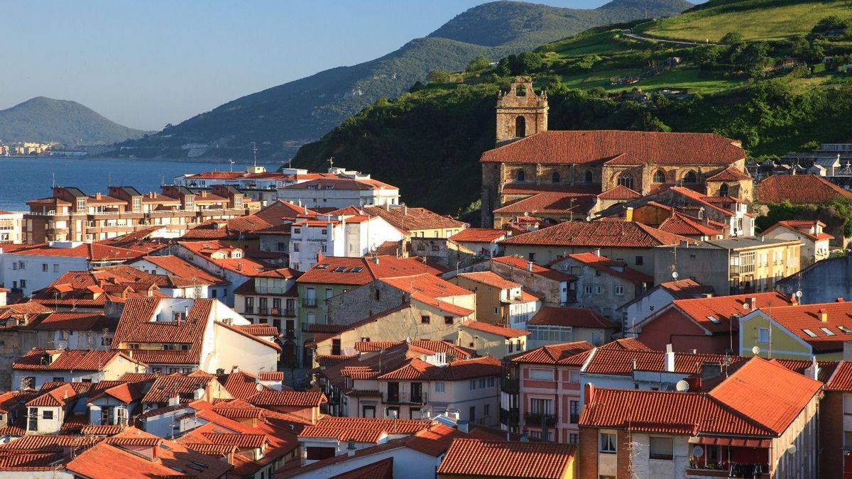 Laredo suma 15 denuncias este verano, una por agresión a un joven, y pide una reunión a Delegación y más efectivos