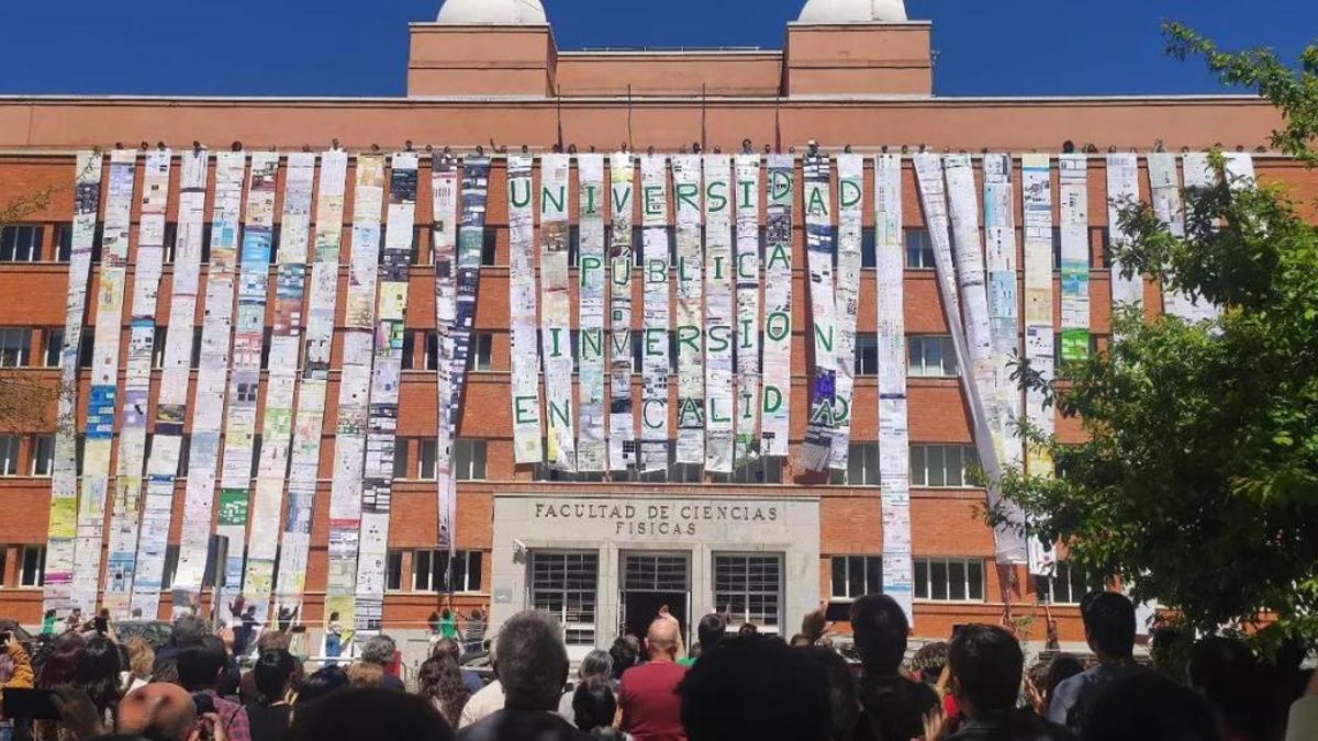 Una pancarta en la fachada de la Facultad de Ciencias Físicas de la Complutense colocada en abril contra los recortes de Ayuso