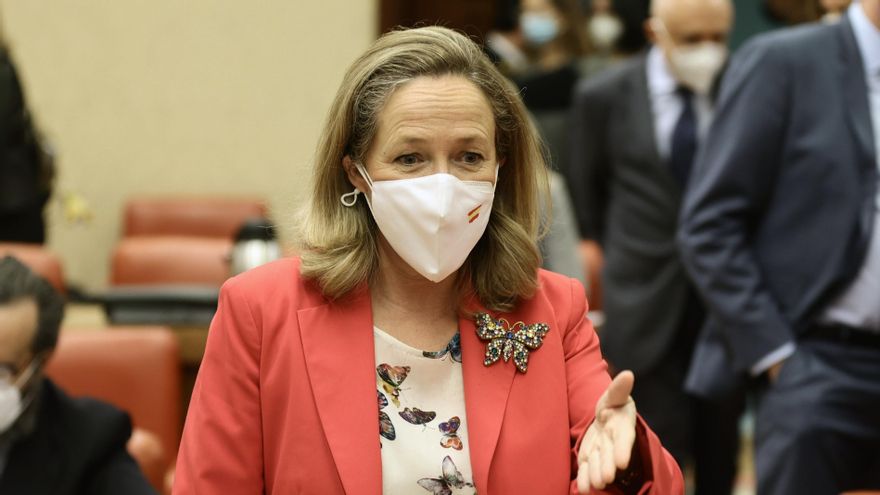 La vicepresidenta primera del Gobierno, Nadia Calviño, a su llegada a una comparecencia en la Comisión Mixta para la Unión Europea, en el Congreso de los Diputados, a 10 de febrero de 2022, en Madrid (España).