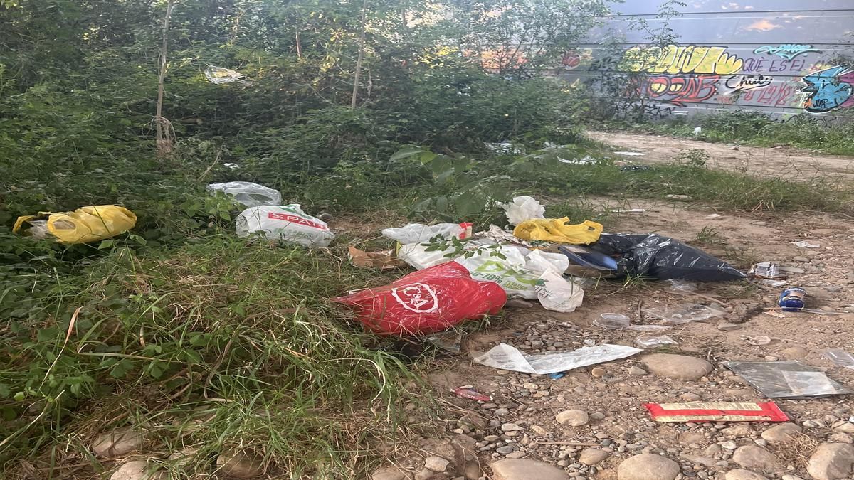 Quejas de los propios pescadores por la suciedad e insalubridad bajo los puentes del Ebro en Logroño