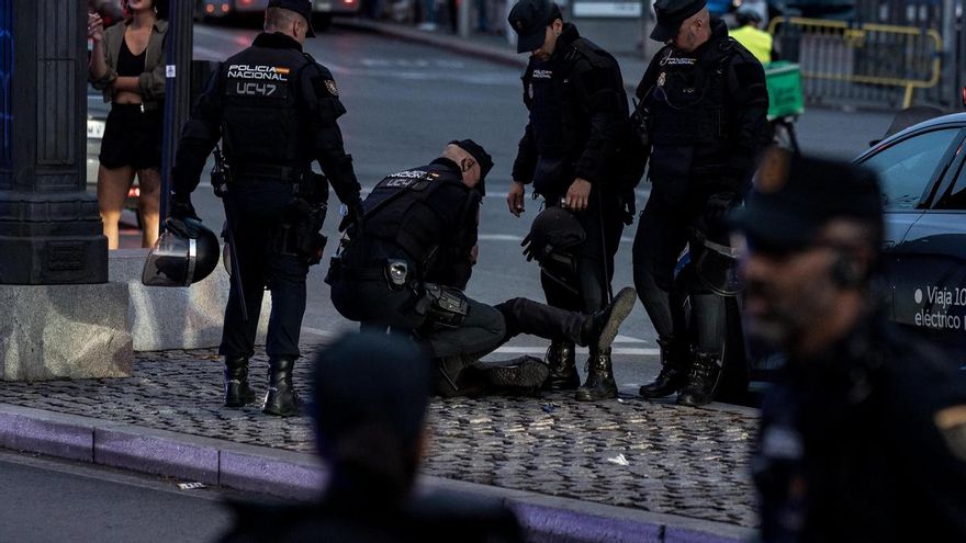 Varios agentes de la Policía Nacional detienen a un nenonazi durante una concentración de protesta contra la acampada en la Puerta del Sol, a 3 de octubre de 2026, en Madrid
