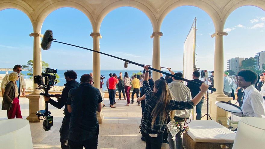 Wes Anderson graba en Chinchón y 'The Crown' se rodó en Málaga: los paisajes, un sector profesionalizado y las ventajas fiscales consolidan a España como plató