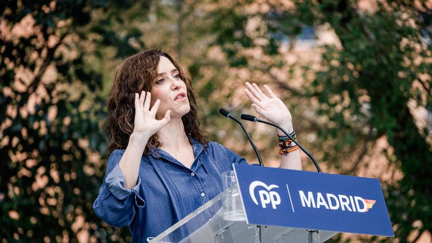 Ayuso enseña su contrato de alquiler y evita dar explicaciones sobre el ático: "Me quieren hacer daño"