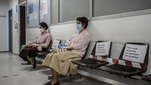 En la sala de espera del área de alergias, como en todo el hospital, han reorganizado los espacios para respetar las distancias de seguridad.