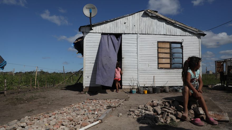 Los chicos de Los Hornos: viven en la toma más grande de la Provincia, donde el Covid-19 no es lo que importa y el contacto con la escuela casi no existió
