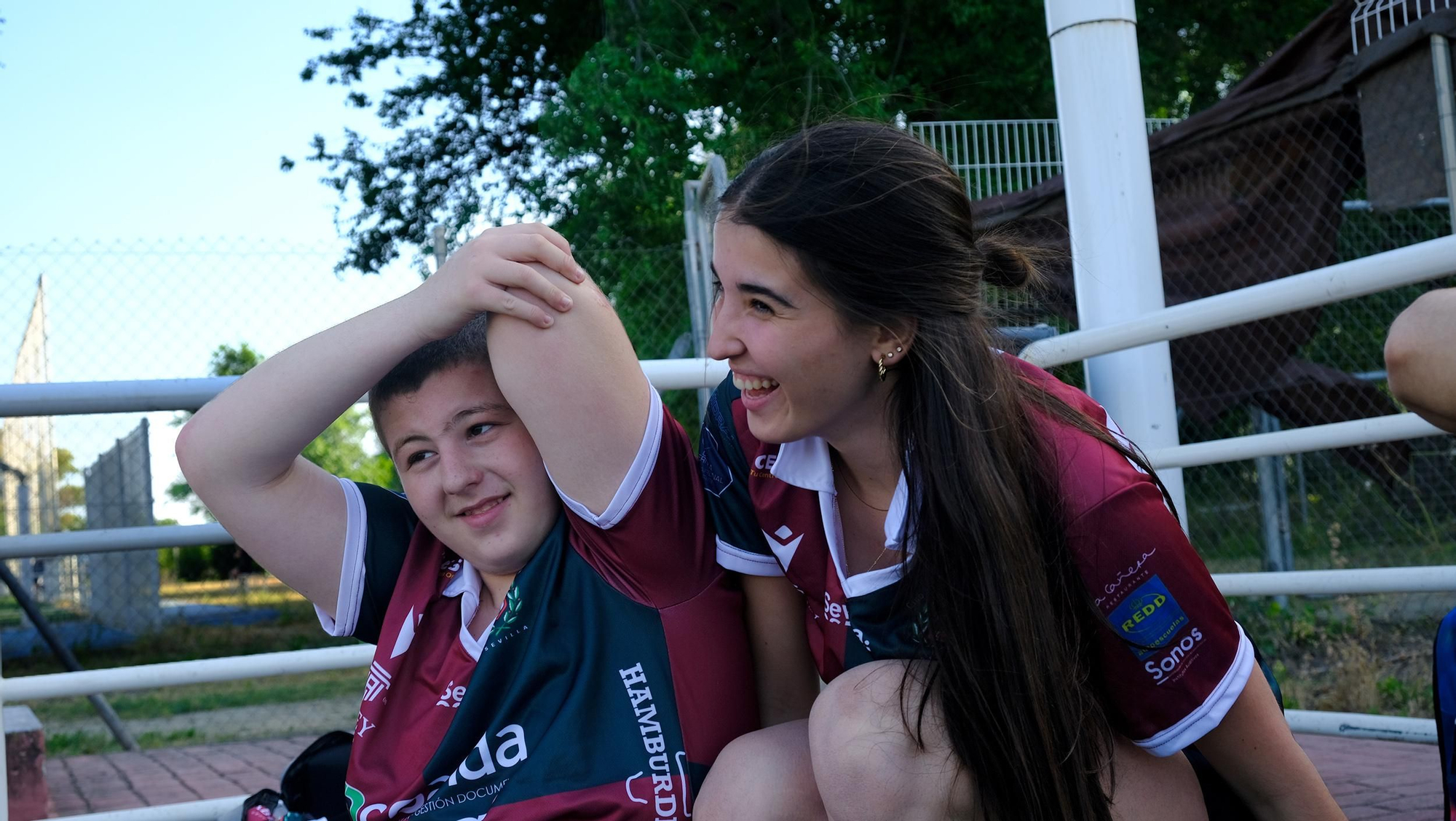 Otros, más timidos, observan desde cierta distancia. Iván y Fátima tienen claro que simplemente estar ahí ya es formar parte de la experiencia