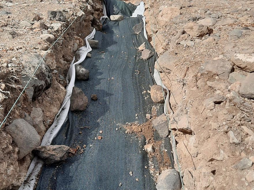 Debajo de la lona hay restos de dos zonas de combustión; una es aborigen por la estratigrafía. En la parte superior del sondeo se encontró cerámica del Siglo XVIII.