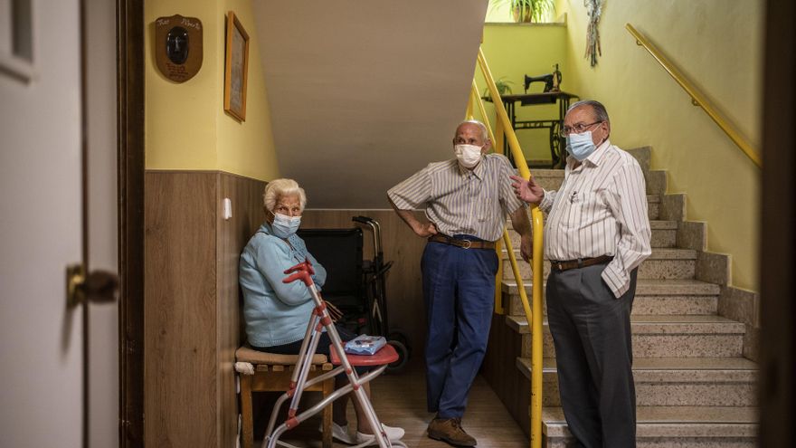 Tres residentes del centro de mayores El Concejo, en Bustarviejo (Madrid).