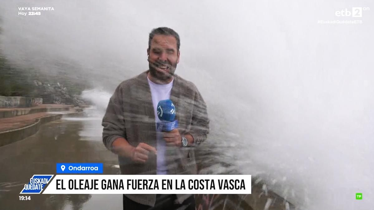 Un reportero de ETB sufre el golpe de una ola en plena conexión con 'Euskadi Quédate': "Está bien, ha sido un susto"