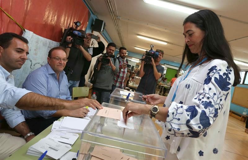 La candidata del PP al Congreso por la provincia de Las Palmas, María del Carmen Hernández Bento acude a votar. Efe