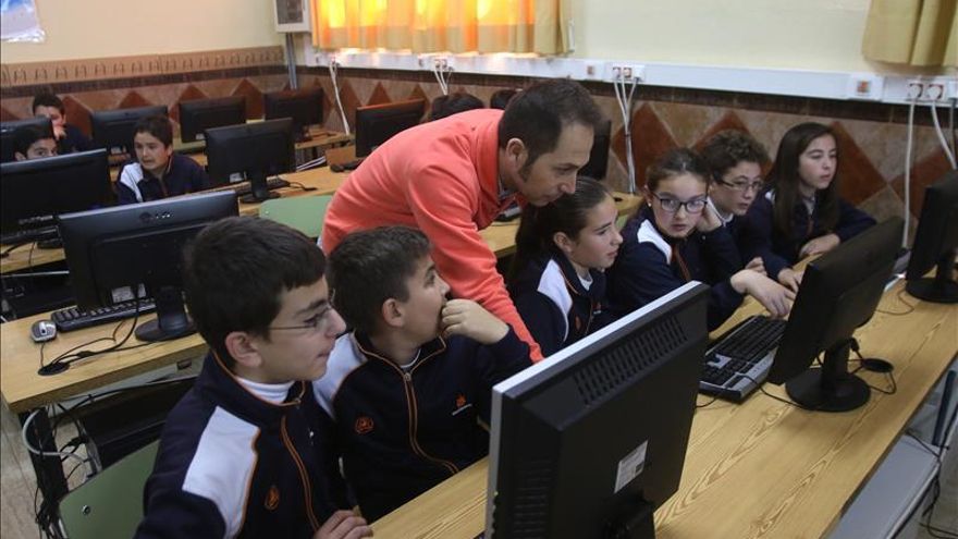 El maestro a la silla y los alumnos a la tarima