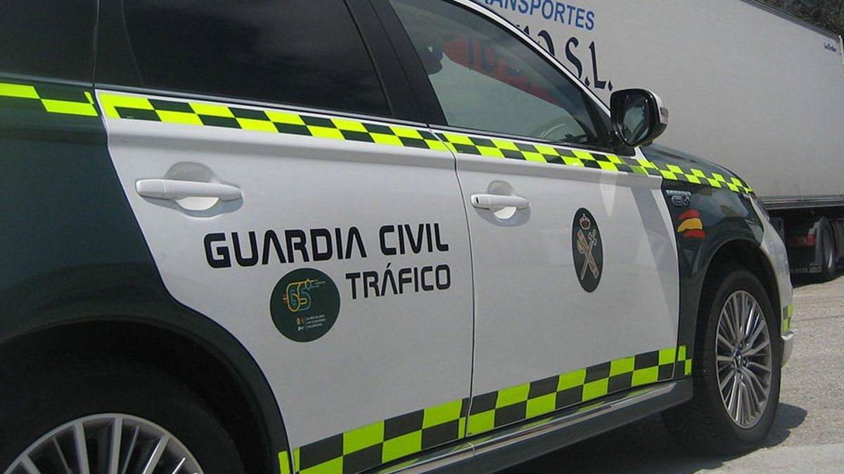 Archivo - Vehículo de la Guardia Civil de Tráfico.