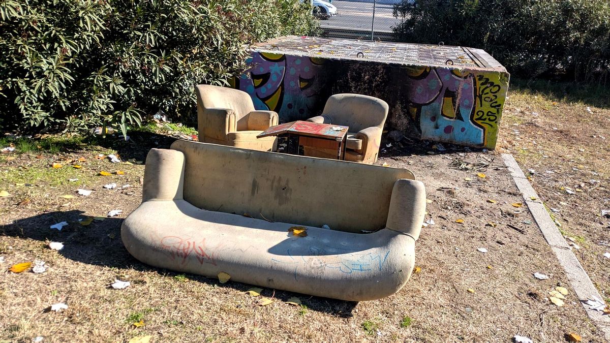 Un sofá y varios sillones alrededor de una mesa, en uno de los rincones improvisados para dormir junto a la M-30