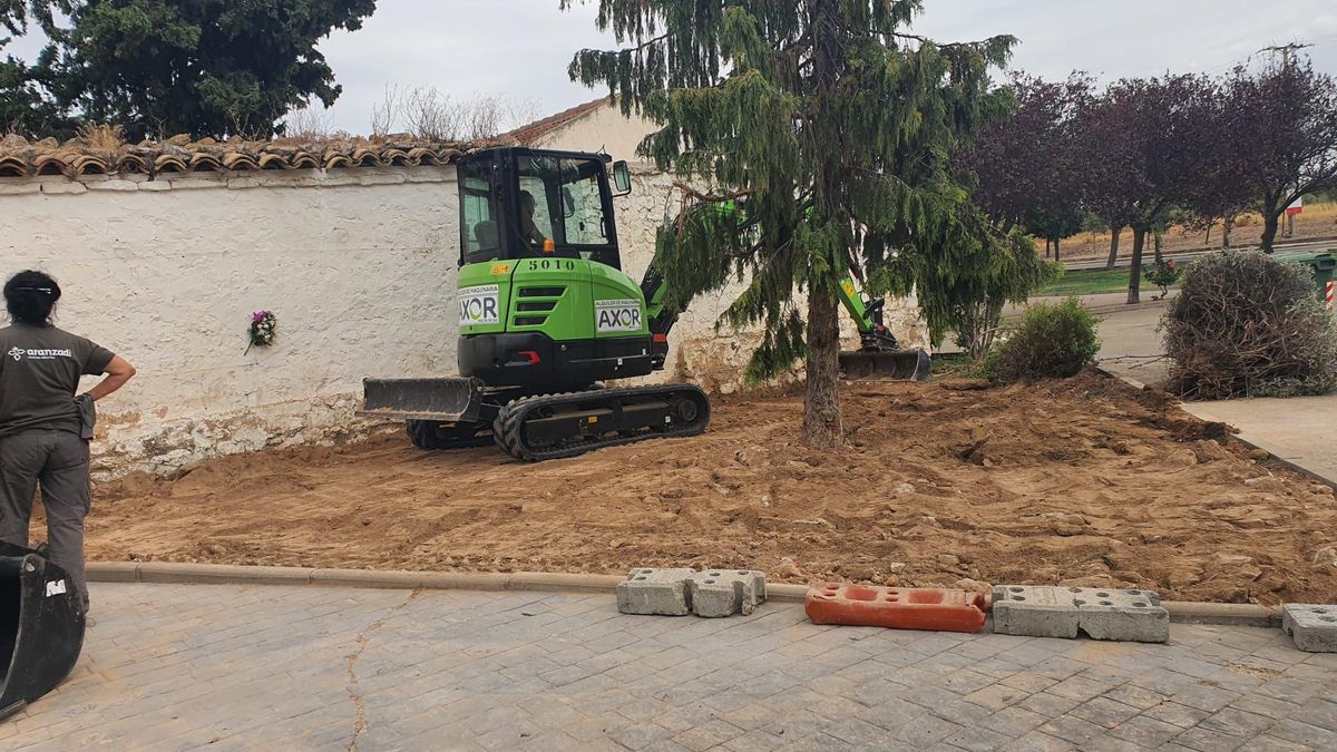 El terreno donde se buscaban los cuerpos de los represaliados en el exterior del cementerio de La Muela