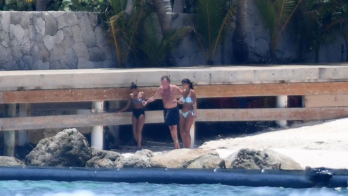  Julio Iglesias and two companions on the beach, helping him get in and out of the water in front of his home in Punta Cana, in the Dominican Republic, in 2020.