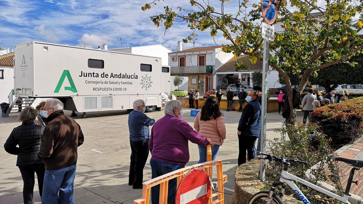Archivo - La unidad móvil de Covid19 de la Consejería de Salud en Cuevas del Becerro (Málaga) en un imagen de archivo.