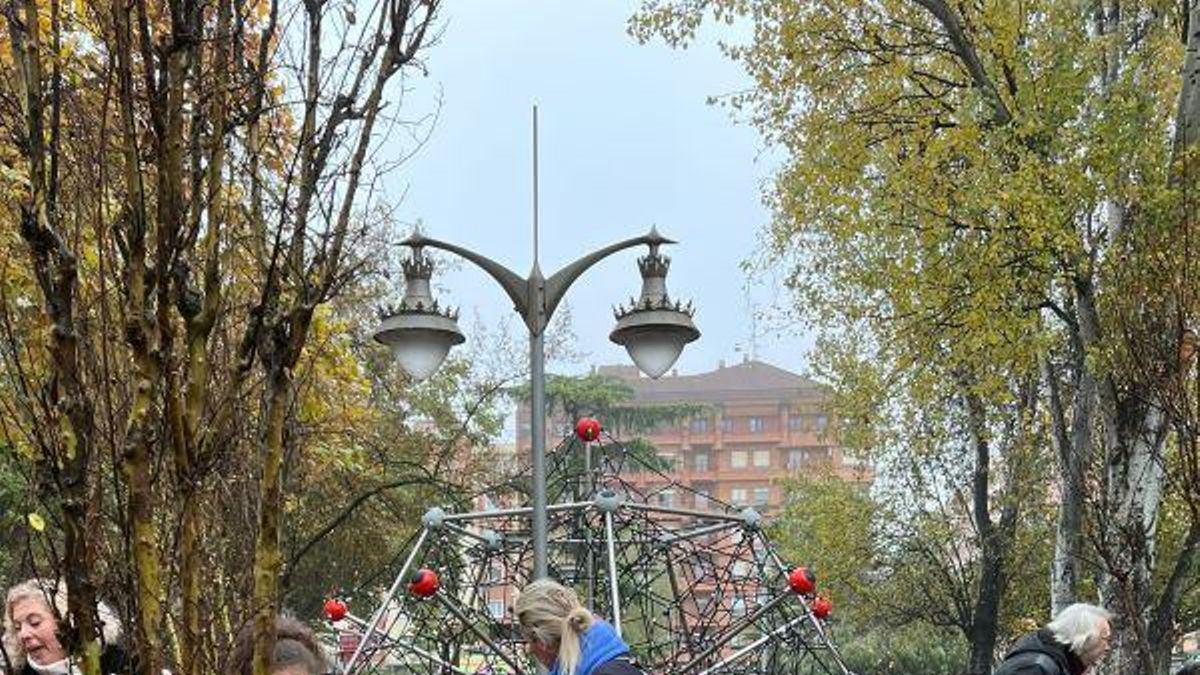 Plantación de árboles en el parque Gallarza