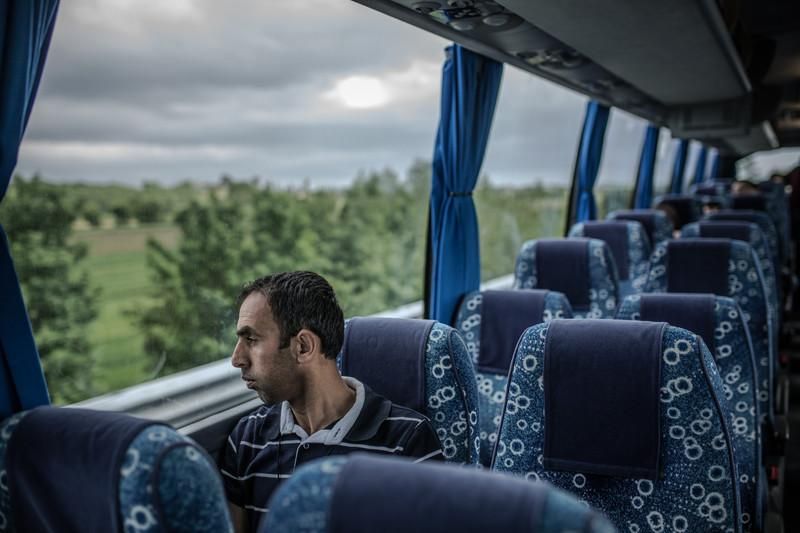 Khalil en dirección a su nuevo hogar, una vida digna y nos solo de refugio en Cecina, Toscana. Luego de 5 horas de gestiones en el aeropuerto de Roma, Khalil y su familia son recogidos por un equipo de trabajadores sociales de Oxfam Intermón para ser trasladados a su nuevo hogar. Fotografía: Pablo Tosco/Oxfam Intermón