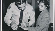 Rosa Parks, tras ser detenida en 1956 por participar en el boicot a los autobuses de Montgomery (EE UU).
