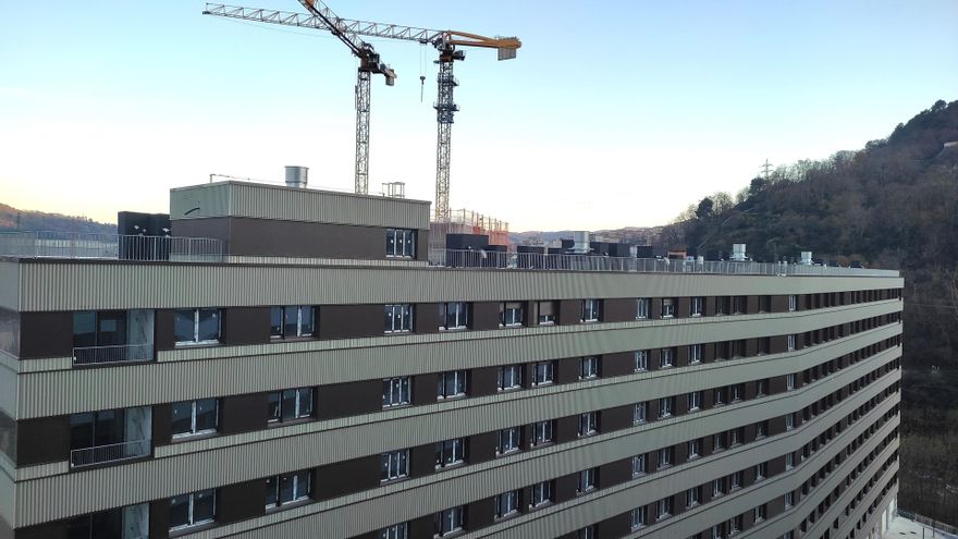 Archivo - Viviendas nuevas en construcción en Bilbao.