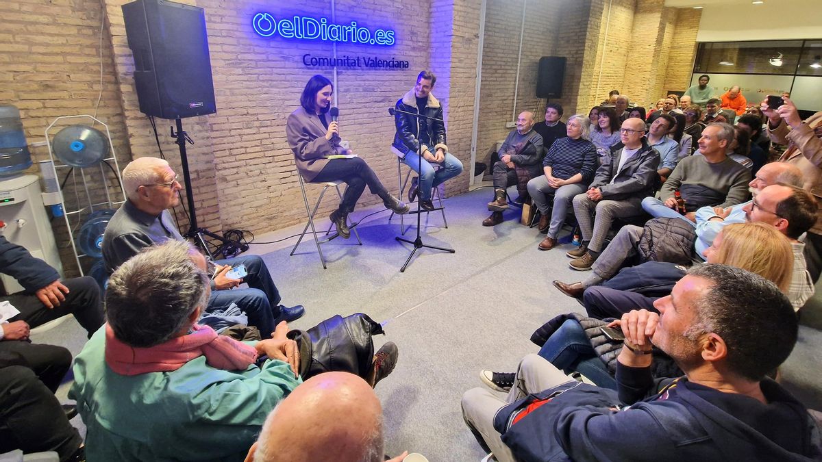 Un momento del acto de Beers & Politics con el politólogo Pablo Simón en la sede de elDiario.es en València.