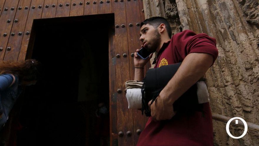 Costalero del Buen Suceso en la puerta de San Andrés