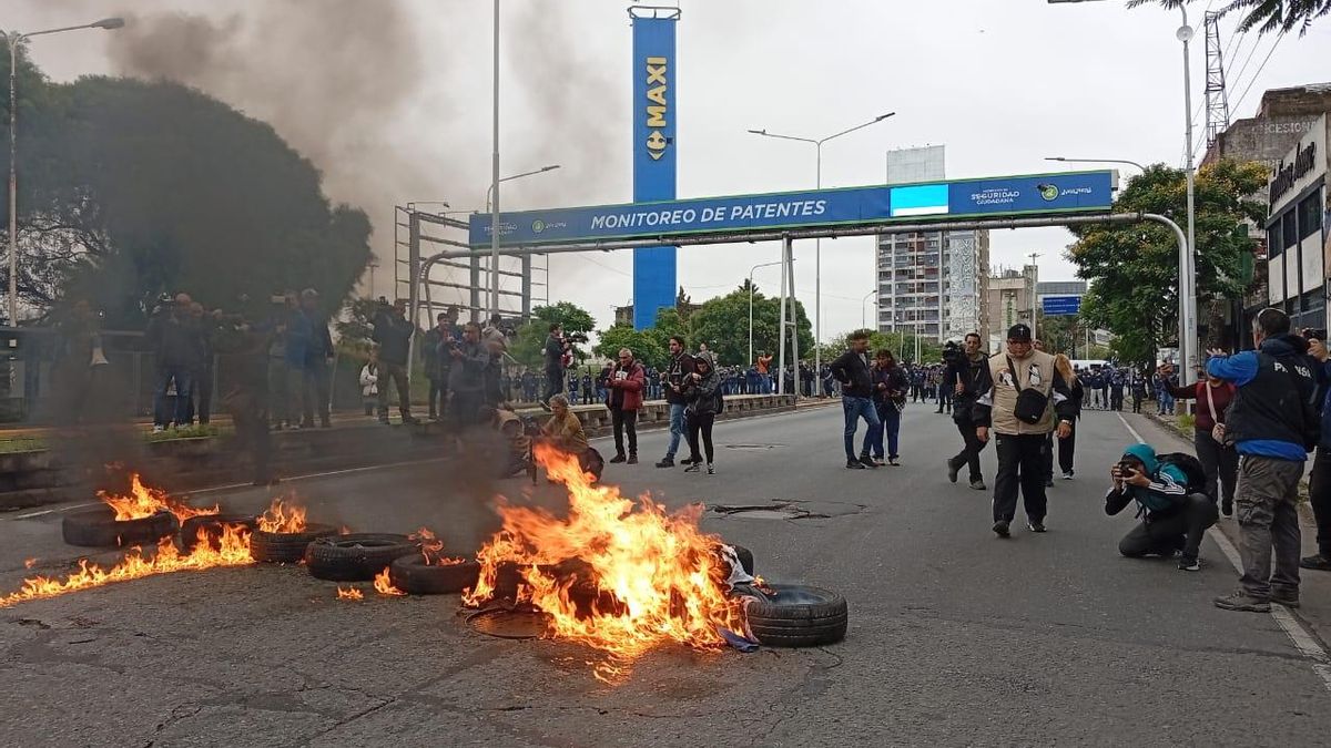 Trabajadores de la UTEP cortaron el puente Pueyrredón.