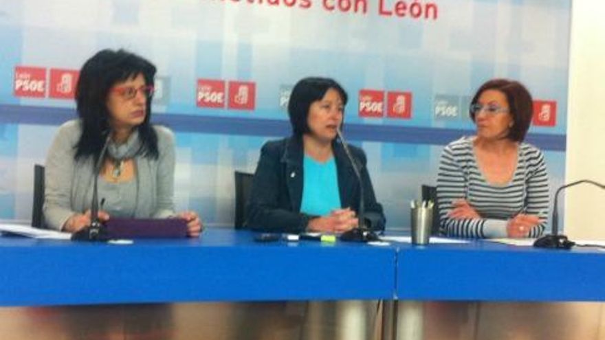 De idquierda a derecha Teresa González, Ana Marqués y Ana da Silva, las tres procuradoras socialistas en las Cortes de Castilla y León durante la comparecencia pública.