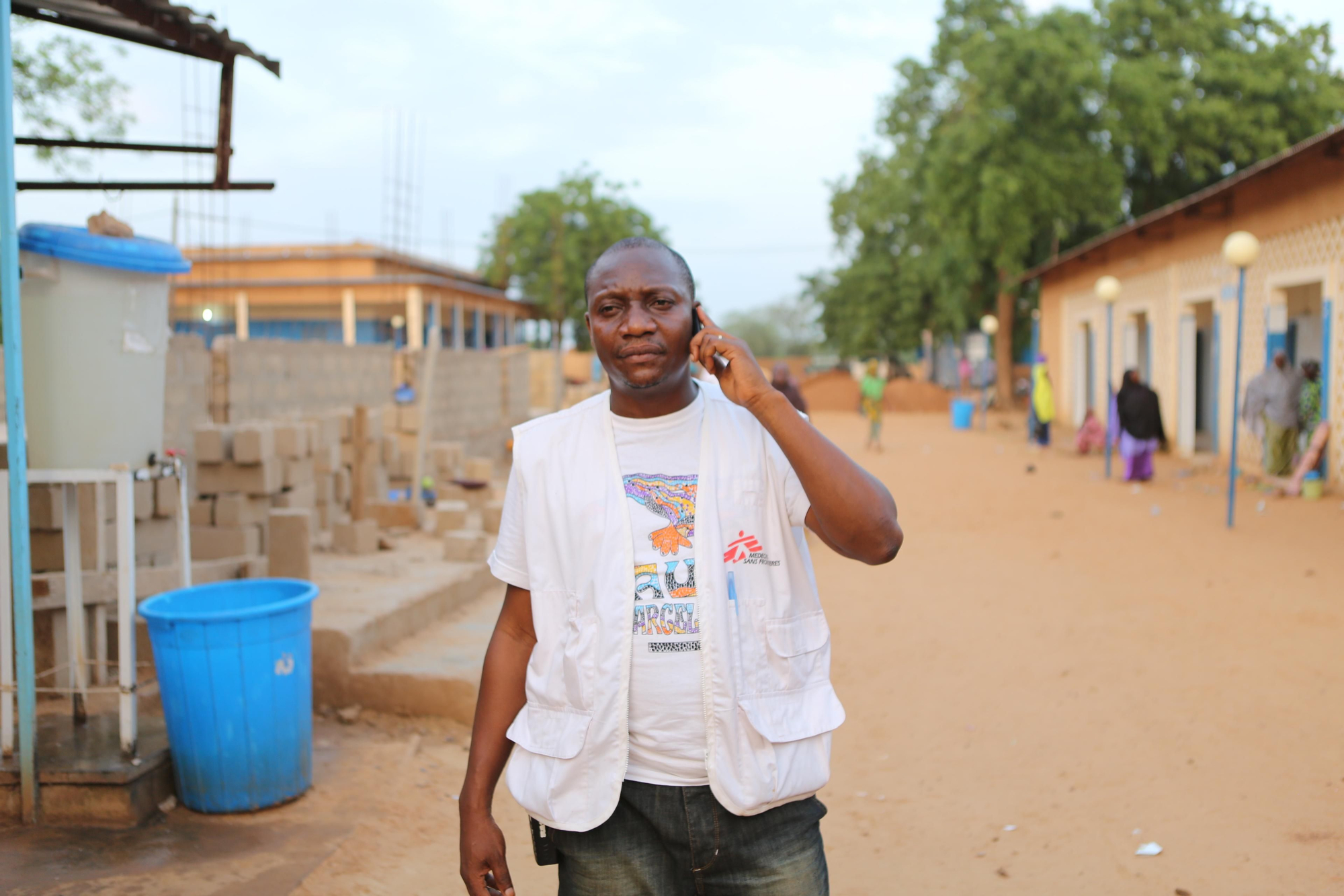 “Hemos hablado con los responsables de los centros de salud integrados, todos los responsables nos dicen que hay menos niños que vienen de los pueblos donde hay agentes comunitarios”, dice el Dr. Tharcisse.  Médico congolés de 43 años, llegó a Níger hace nueve meses. Desde entonces gestiona las actividades médicas en el proyecto de Madaoua. Hoy es 16 de octubre, Día Mundial de la Alimentación. En Níger, es un día más para el doctor luchando contra la combinación letal de la desnutrición infantil y la malaria./ Fotografía: MSF