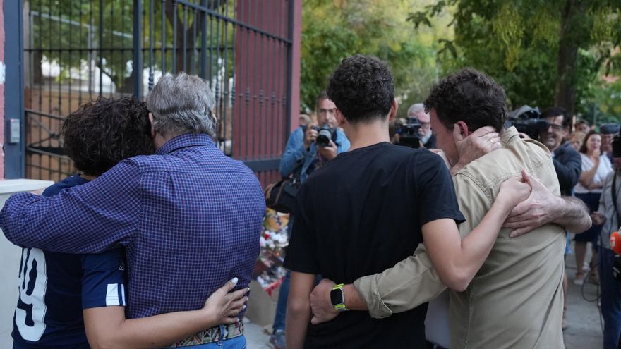 Los padres, hermano y abuelo de la menor en una concentración tras el suicidio de Sandra Peña.