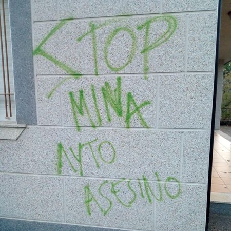 Pintadas en la fachada del Ayuntamiento por la mina proyectada en Calabor, en Zamora.