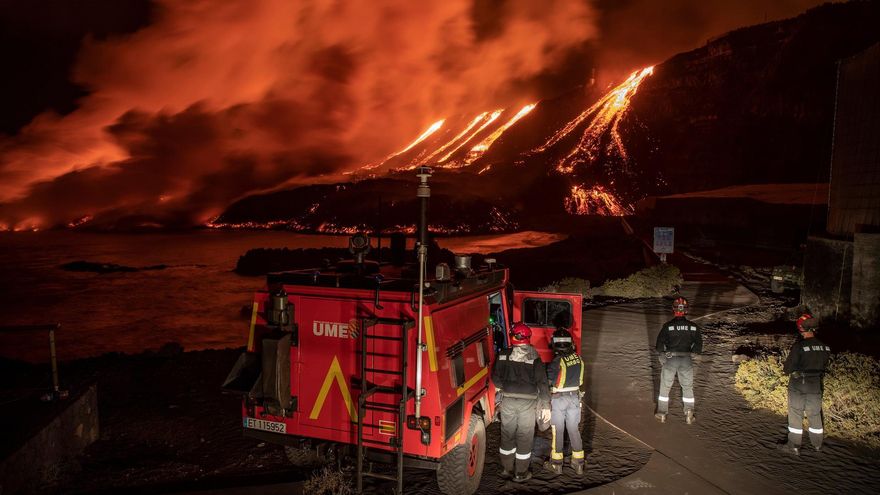 VÍDEO | Así se toman muestras de la lava caída a la playa de Los Guirres, en La Palma