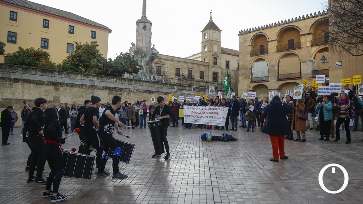 Concentración para denunciar el incumplimiento del Gobierno en la recuperación de los bienes inmatriculados por la Iglesia católica