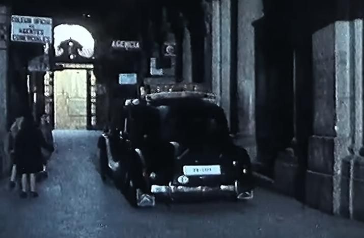 Un vehículo circula por el Pasaje Lodares en la película 'En Provincia', de RTVE