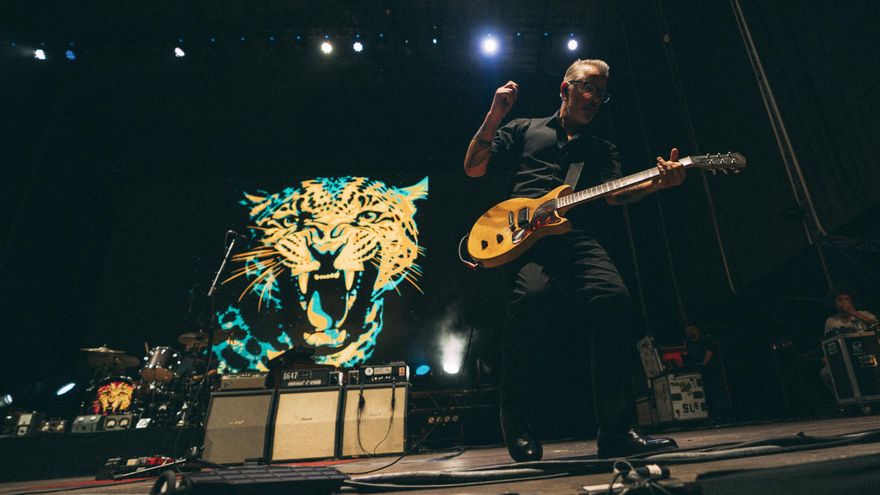 Azkena a los pies de Mike Ness